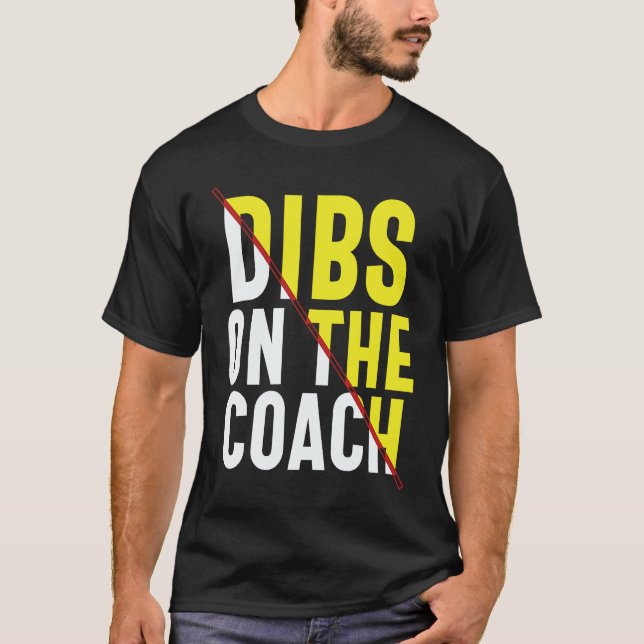 Camiseta Dibs On The Coach Apparel (Anverso)