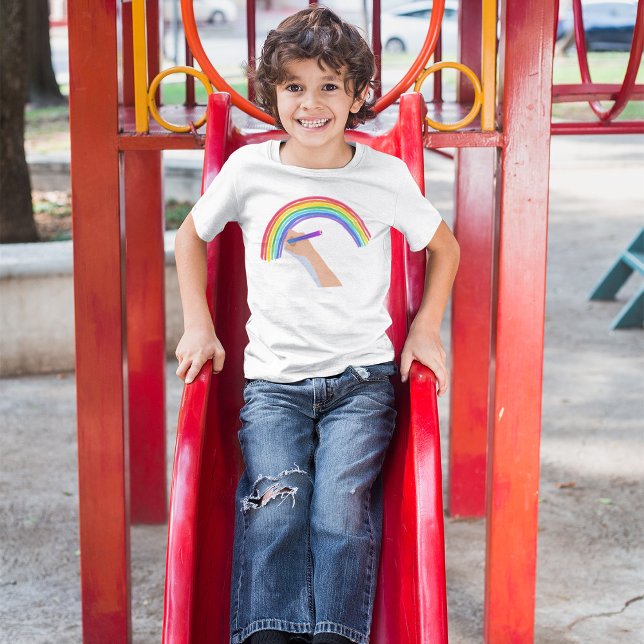 Camiseta Dibujando un arco iris (Subido por el creador)