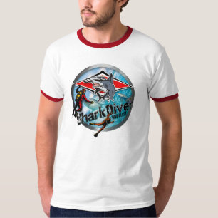 Camiseta dibujo animado del buceador del tiburón