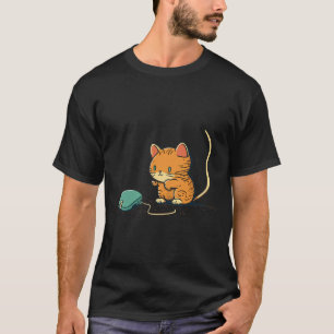 Camiseta Dibujo De Un Gatito Cazando Un Ratón De Computador