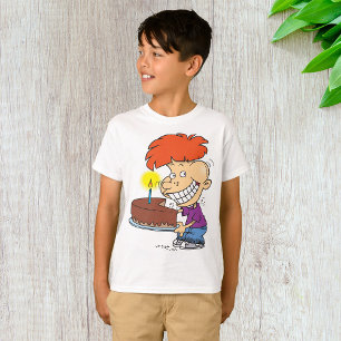 Camiseta Dibujo divertido de un niño con pastel de cumpleañ