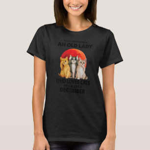Camiseta Diciembre nunca subestimar a una anciana que ama