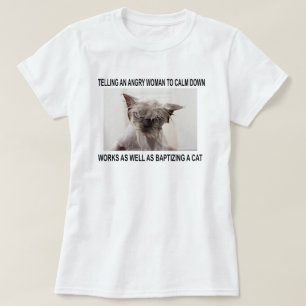 CAMISETA DICIENDO A UNA MUJER ENOJADA CALMAR ABAJO…