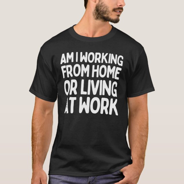 Camiseta Diciendo ¿Estoy Trabajando Desde Casa Viviendo En  (Anverso)