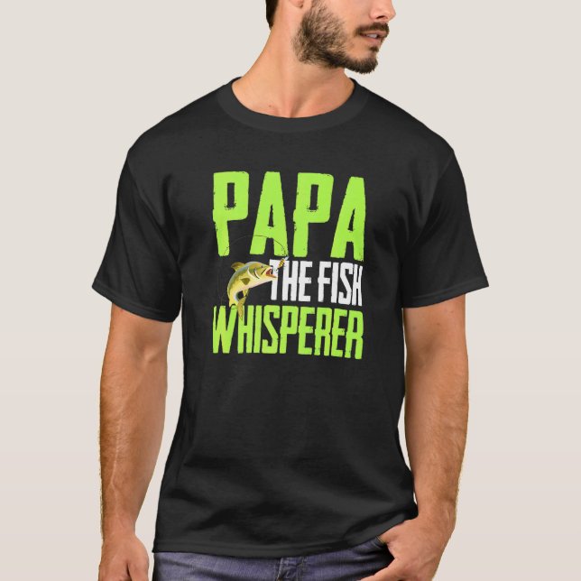 Camiseta Diciendo Por La Pesca - Papá, El Pescador Susurro. (Anverso)