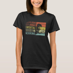 Camiseta diciendo soldar mirar a otro mortal que estoy trab