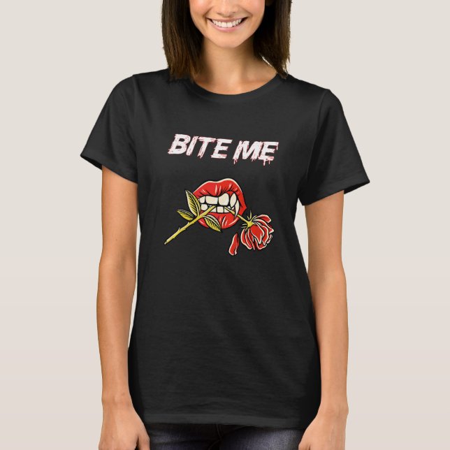 Camiseta Dientes De Vampiro Muerdeme Con Rosa (Anverso)