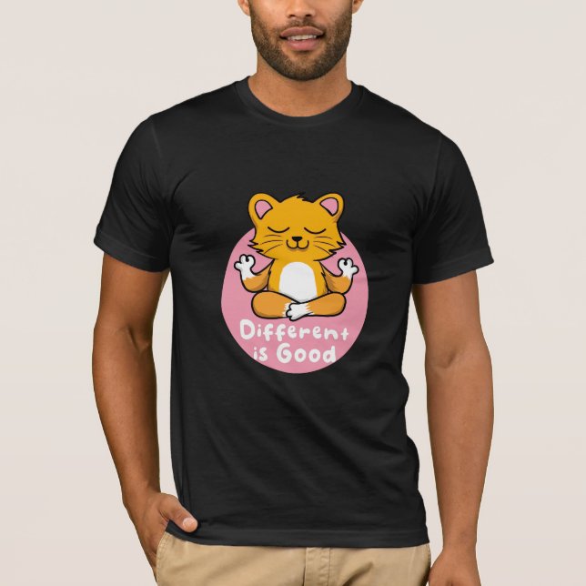 Camiseta Diferente es el buen gato Naranja Kawaii haciendo  (Anverso)