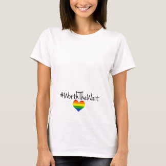 Camiseta Digno del bebé del arco iris de la espera