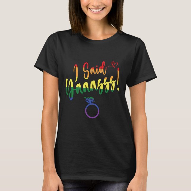 Camiseta Dije Sí Gay Lgbtq Orgullo Arcoiris Bachelore (Anverso)