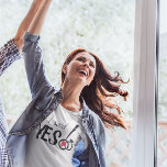 Camiseta Dije sí novia al compromiso<br><div class="desc">Retro Bistro Aesthetic Chalkboard Estilo Vintage Modern Mr y Mrs Engagement Party Dijimos SÍ Fiesta Chalkboard Modern Vintage Typography Invitaciones dulces y suaves bodas de pizarra Boda Camisetas de fiesta</div>