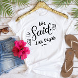 Camiseta Dijimos La Graciosa Bachelorette Blanca De Las Veg<br><div class="desc">Un diseño moderno para la fiesta de bodas o para una soltera. Las palabras "Dijimos Las Vegas" en un tono blanco, tiene corazón y seguro que se notará. Destino de la fiesta de la soltera... Las Vegas. Se puede llevar para la cena de ensayo, junto con la fiesta de bodas....</div>