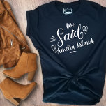 Camiseta Dijimos Que La Isla De Amelia Es Graciosa Bachelor<br><div class="desc">Un diseño moderno para la fiesta de bodas o para una soltera. Las palabras rápidas" Dijimos "Isla Amelia" en un tee negro, tiene corazón y seguramente será notado. Destino de la fiesta de la soltera... Isla Amelia, se puede llevar para la cena de ensayo, junto con la fiesta de bodas....</div>