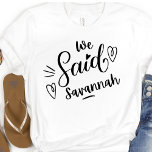 Camiseta Dijimos Que Savannah Funny White Bachelorette<br><div class="desc">Un diseño moderno para la fiesta de bodas o para una soltera. Las palabras rápidas" Dijimos Savannah" en un tono blanco, tiene corazón y seguramente será notado. Destino de la fiesta de la soltera... Savannah Georgia, puede ser usado para la cena de ensayo, y junto con tu fiesta de boda....</div>
