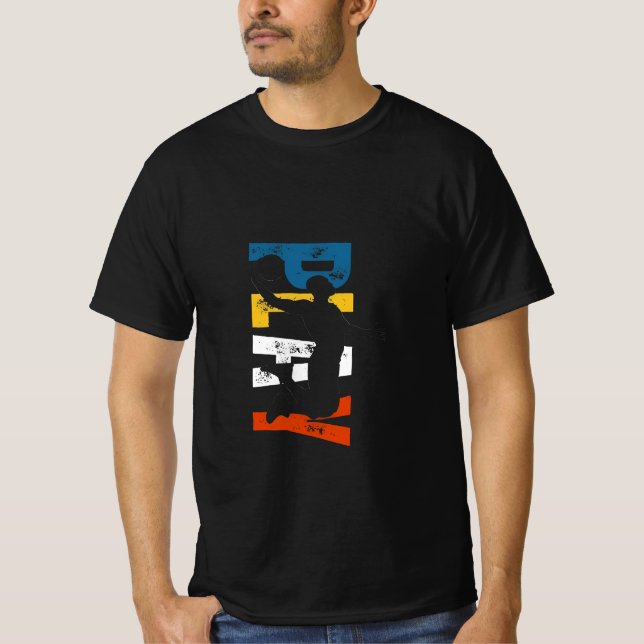Camiseta "Dinámico zorrillo: Vibrante silueta de baloncesto (Anverso)
