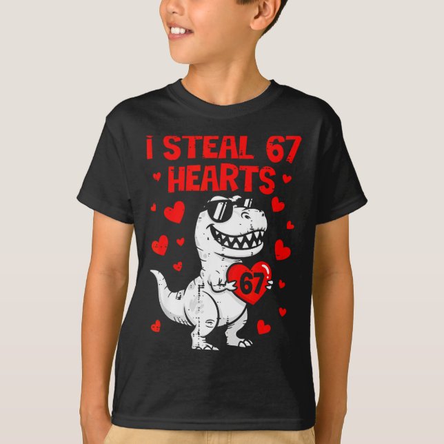 Camiseta Dino Holding Heart I Steal 67 Hearts Funny Six Sev (Anverso)