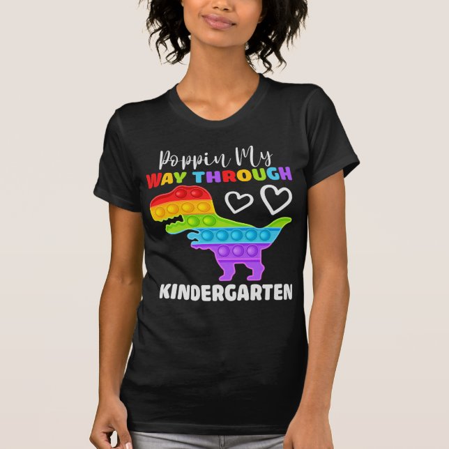 Camiseta Dinosaur Poppin My way Through Kindergarten (Anverso)