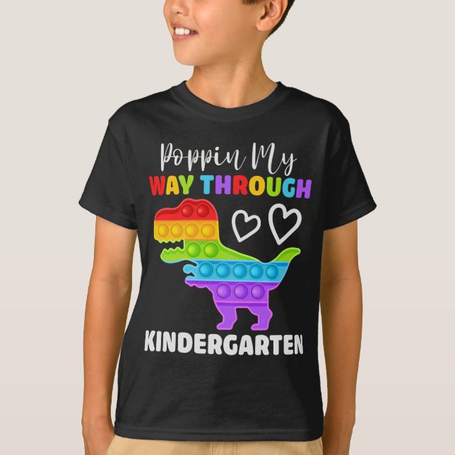 Camiseta Dinosaur Poppin My Way Through Kindergarten (Anverso)