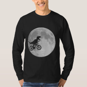 Camiseta Dinosaurio en bicicleta en cielo con luna
