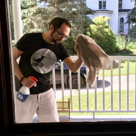 Camiseta Dinosaurio en bicicleta en cielo con luna