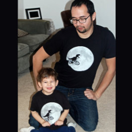 Camiseta Dinosaurio en bicicleta en cielo con luna