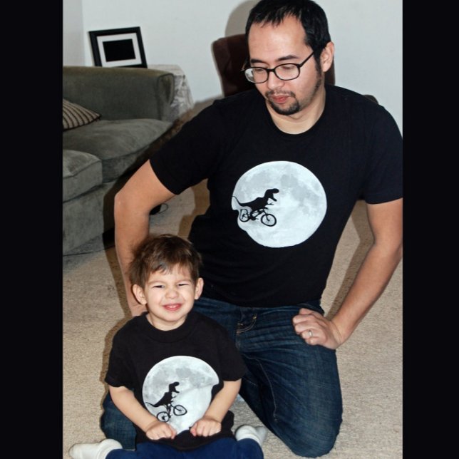 Camiseta Dinosaurio en bicicleta en cielo con luna (Subido por el creador)