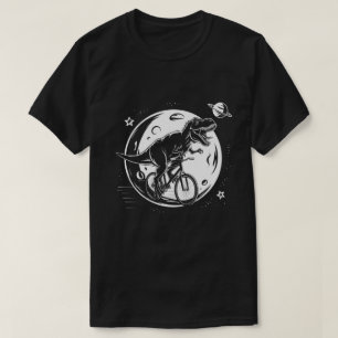 Camiseta Dinosaurio moderno en bicicleta en cielo con luna