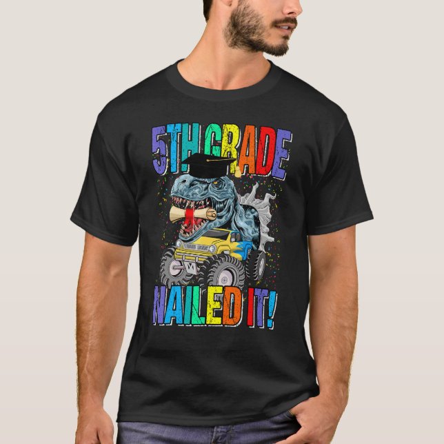 Camiseta Dinosaurio monstruo de informática de quinto grado (Anverso)