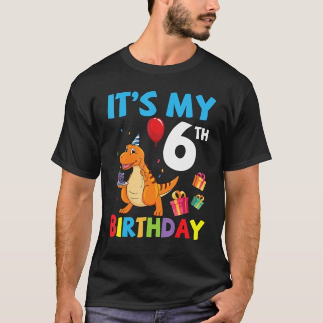 Camiseta Dinosaurios jugando pastel de globos es mi sexto c (Anverso)