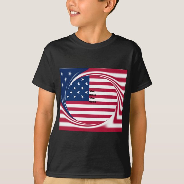 Camiseta Dios bendiga nuestro hogar: Arte Swirl Bandera de  (Anverso)