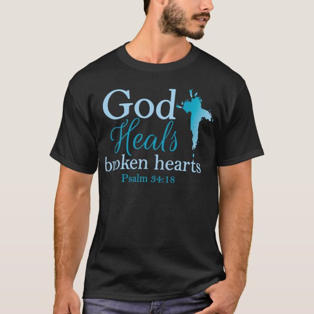 Camiseta Dios cura 34:18 del salmo de los corazones (Anverso)