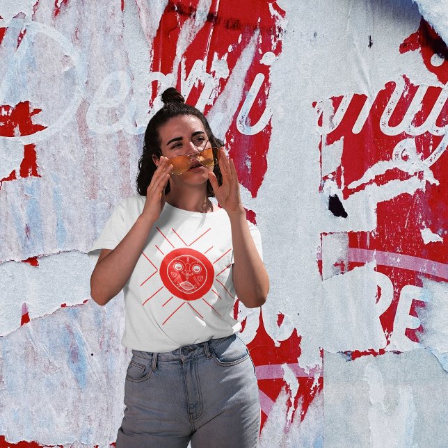 Camiseta Dios del Sol Tribal (Women with sunglasses posing on the streets)