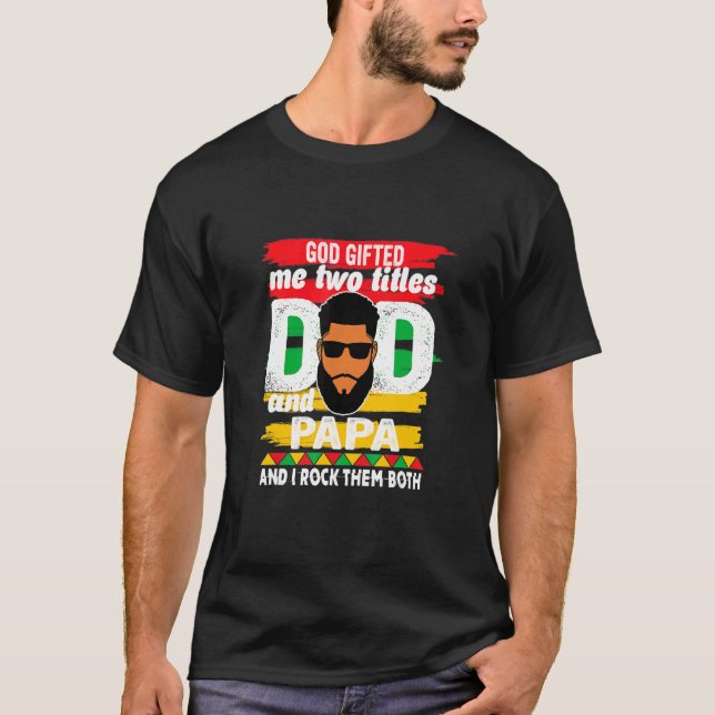 Camiseta Dios Me Encerró Dos Títulos Papá Negro Y Papá Feli (Anverso)