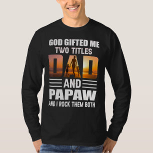 Camiseta Dios Me Encerró Dos Títulos Papá Y Papaw Papaw