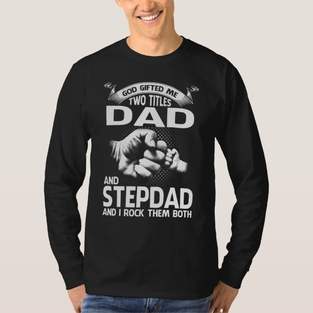 Camiseta Dios Me Encerró Dos Títulos Papá Y Stepdad Y Yo Ro (Anverso)
