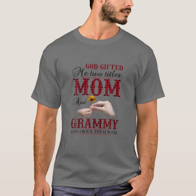Camiseta Dios Me Regaló Dos Títulos Mamá Y Grammy Y Yo Rock (Anverso)