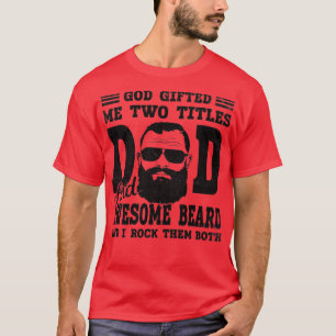 Camiseta Dios me regaló dos títulos papá y asombrosa barba