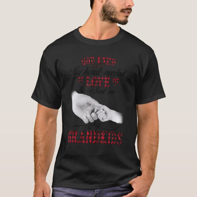 Camiseta Dios Sabía Que Mi Corazón Necesitaba Amor Así Que  (Anverso)