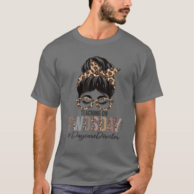 Camiseta Director De Guardería Messy Bun Leopard Enseñando  (Anverso)