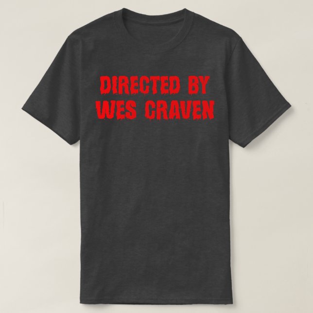 Camiseta Dirigido Por Wes Craven Red Text (Diseño del anverso)