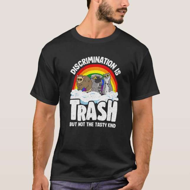 Camiseta Discrimination Is Trash Gay Pride Raccoon Opossum  (Anverso)