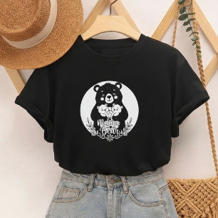 Camiseta Diseño de arte de línea de Mamá Osa con dos osezno