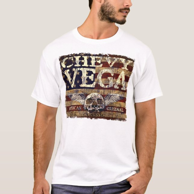 Camiseta Diseño de Chevy Vega contra bandera erosionada (Anverso)
