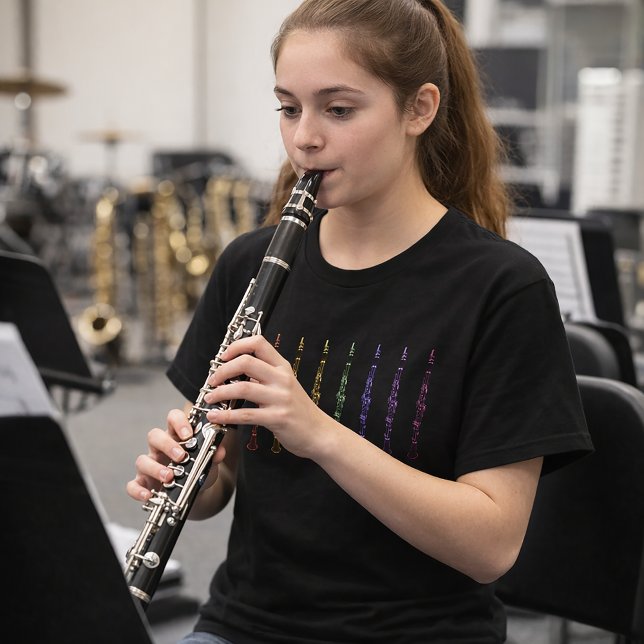 Camiseta Diseño de Clarinete Arcoíris para Músicos (A dark tshirt with clarinets in red, orange, yellow, green, blue, pink and purple.)
