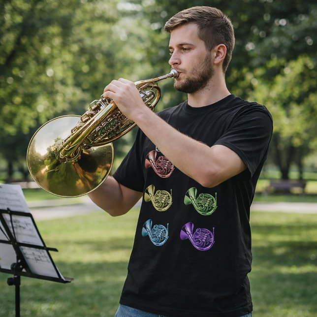 Camiseta Diseño de Collage de Trompa Francesa Arcoíris (A fun shirt with a pattern of rainbow french horns)
