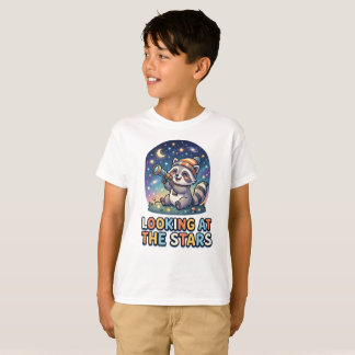 Camiseta Diseño de dibujos animados de mapache mirando estr