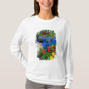 Camiseta diseño de jardín en contenedor con silla azul en n