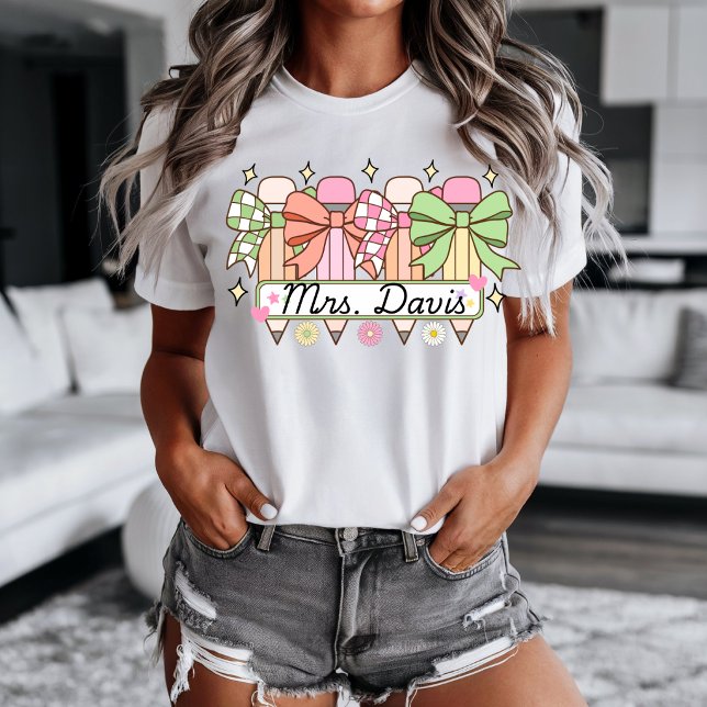 Camiseta Diseño de nombre de maestro de escuela personaliza (Cute Teacher design with school pencils and teachers real name. )