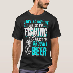 Camiseta Diseño de pesca de lubina con pez y bandera.