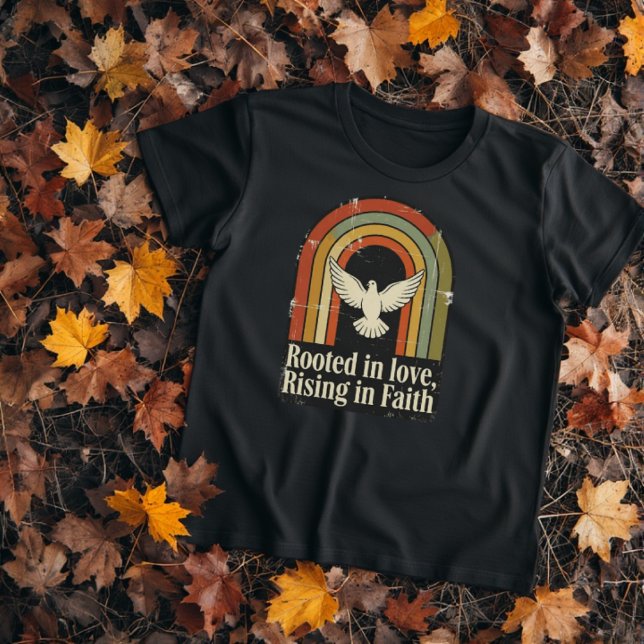 Camiseta Diseño de tela con raíces retro y creencia crecien (Rooted in love, rising in faith ripped, retro style Christian message tee.)